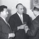 دیدار نصیری رئیس ساواک (نفر وسط) با مئیر عزری نماینده رسمی اسرائیل در تهران (سمت چپ) و یعقوب نیمرودی رابط موساد با ساواک