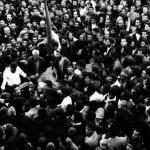 امام خمینی در میان انبوه مشتاقان خود همچون نگینی درخشان 
