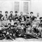 تصویری از رضاخان به همراه دو افسر توپ خانه انگلیسی
