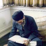 عکسی قدیمی از شهید امام خامنه‌ای در حال مطالعه