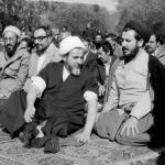 اقامه نماز لاجوردی در مقابل محل انفجار بمب
