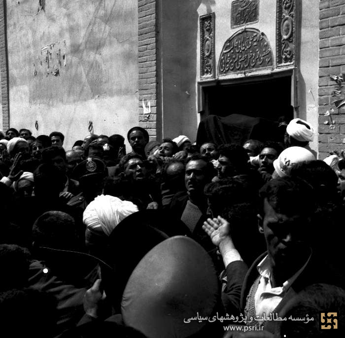 تصاویری منتشر نشده از تشییع آیت‌الله بروجردی