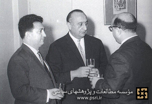 دیدار نصیری رئیس ساواک (نفر وسط) با مئیر عزری نماینده رسمی اسرائیل در تهران (سمت چپ) و یعقوب نیمرودی رابط موساد با ساواک