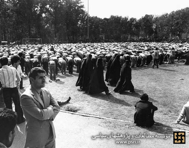 اقامه نمازجماعت توسط دانشجویان در روزهای انقلاب