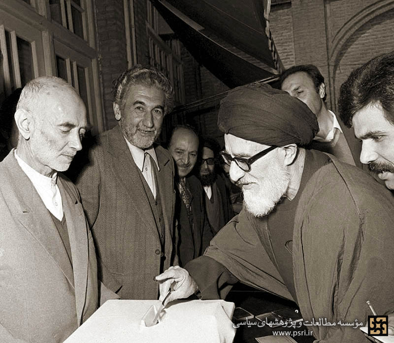 آیت‌الله طالقانی هنگام شرکت در رفراندوم جمهوری اسلامی