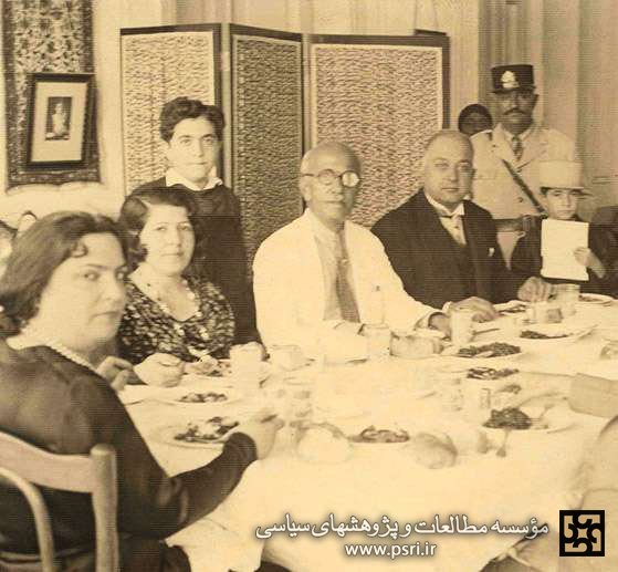 سوابق خانوادگی امیرعباس هویدا