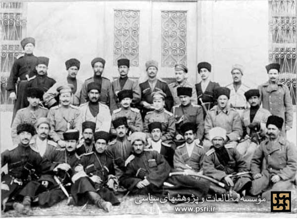 تصویری از رضاخان به همراه دو افسر توپ خانه انگلیسی