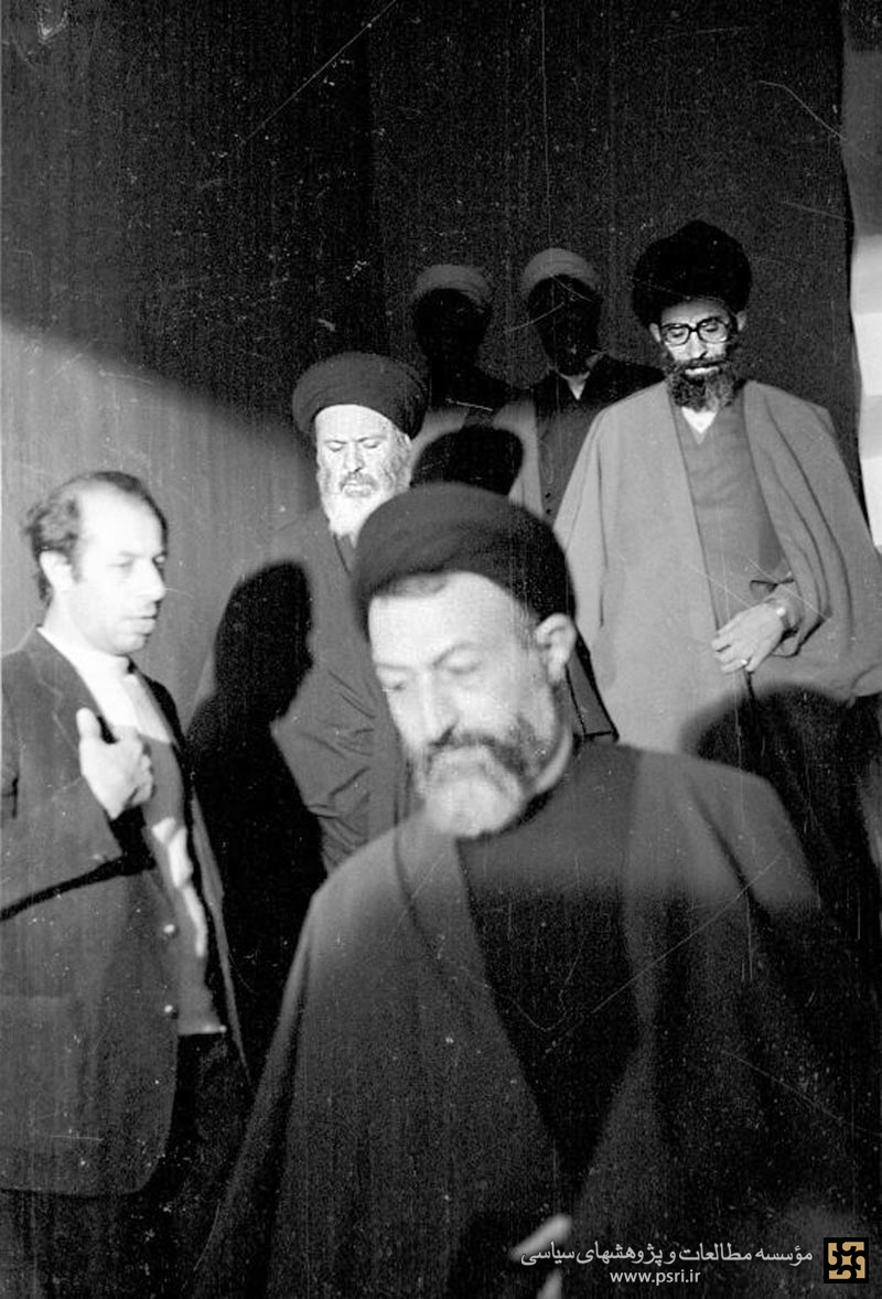 امام خامنه‌ای در کنار مؤسسین حزب جمهوری اسلامی در روزهای نخست انقلاب