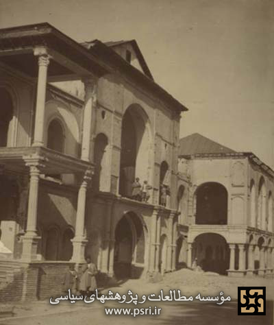 نمایی از عمارت مجلس شورای ملی پس از به توپ بستن آن به دستور محمدعلیشاه (۲ تیر ۱۲۸۷)