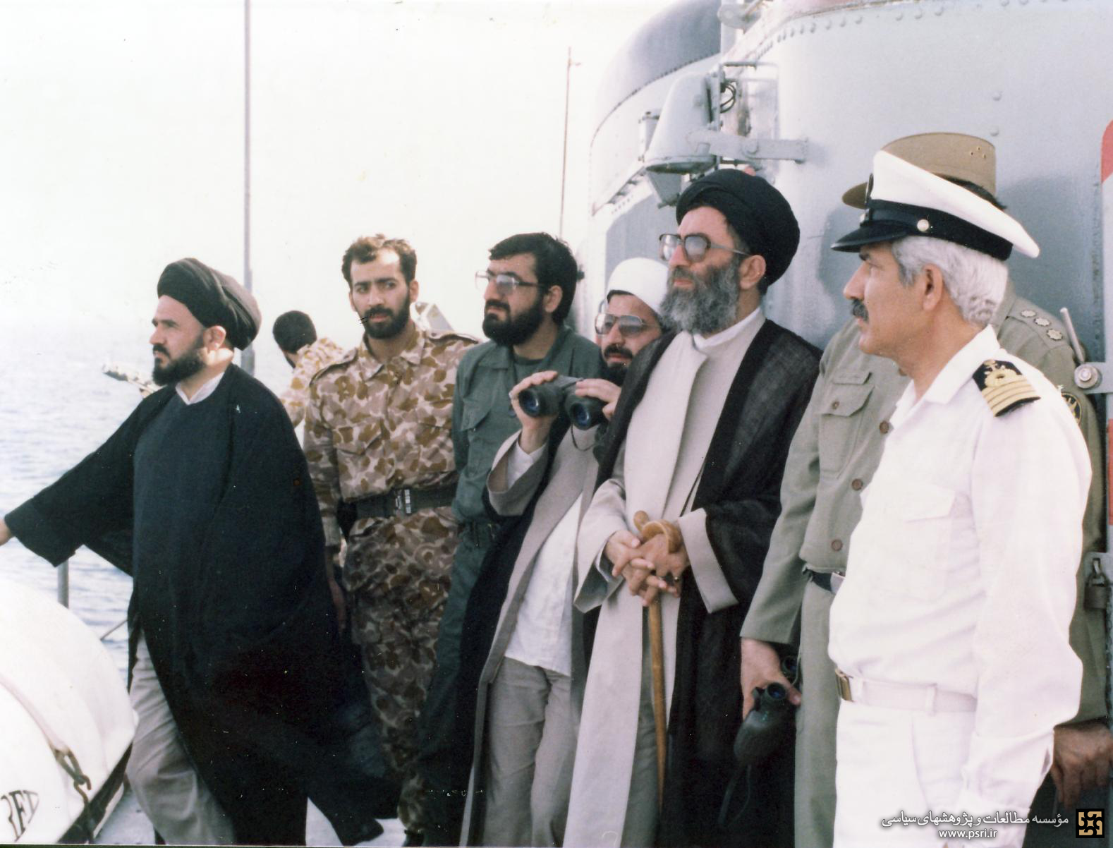 حضور شهید امام خامنه‌ای بر عرصه ناو خارک